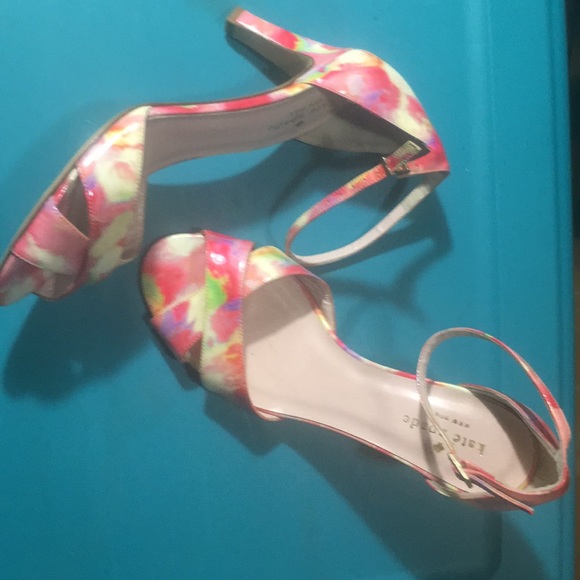 kate spade Shoes - Kate Spade floral pumps